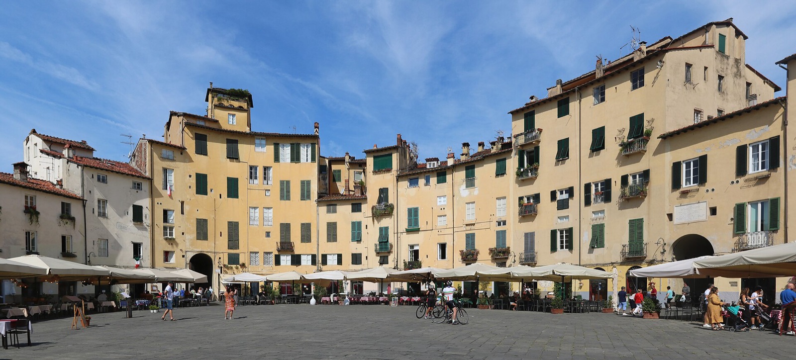 Piazza dell'Anfiteatro a Lucca